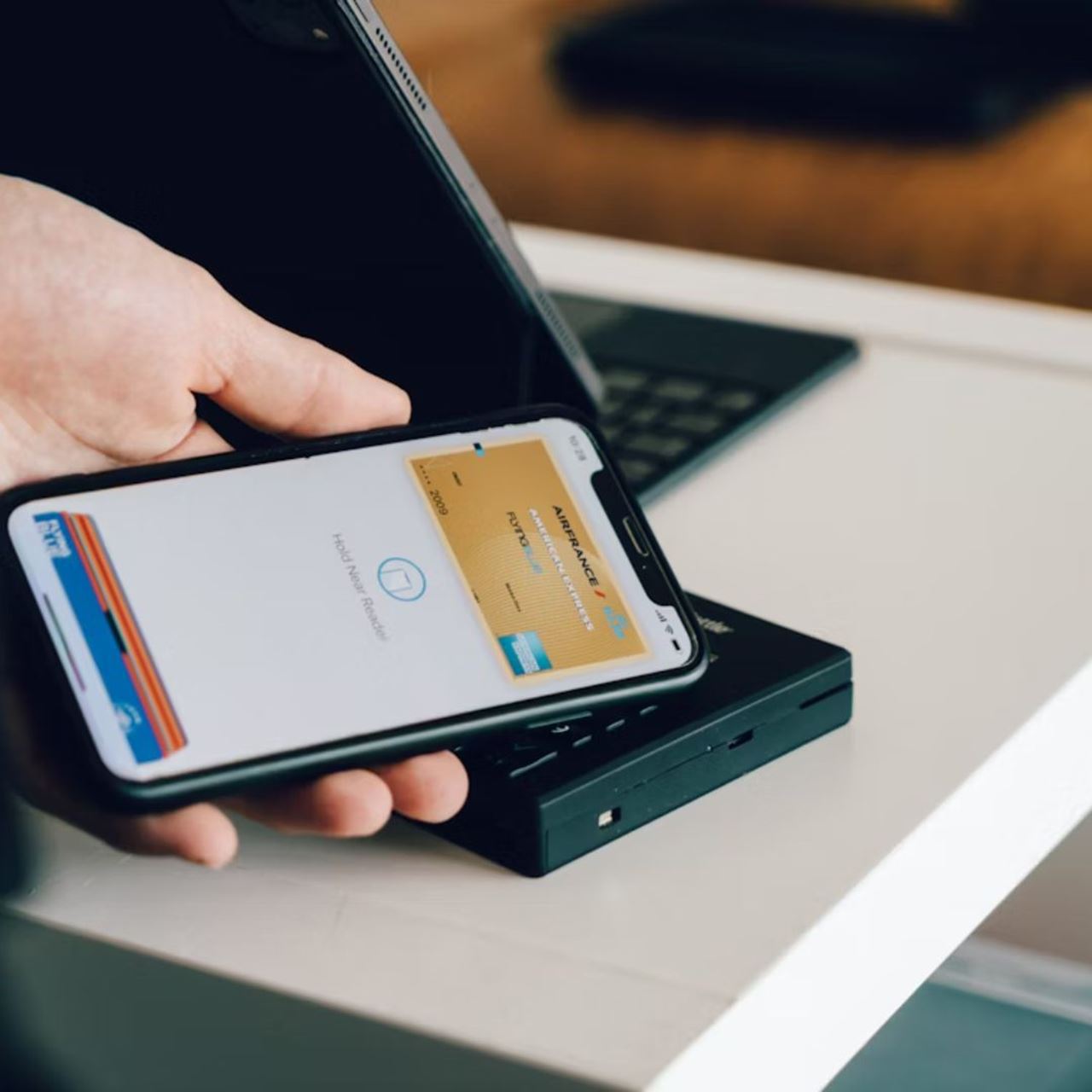 Contactless payment with a smartphone using an Air France virtual card